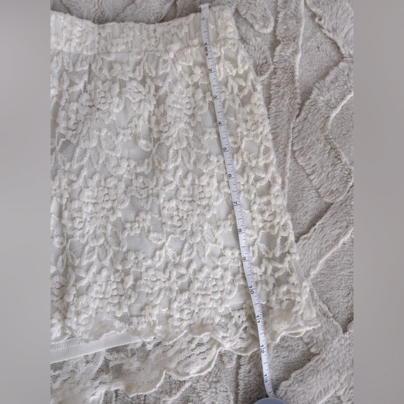 Chic Cream Lace Shorts - Picture 4 of 4